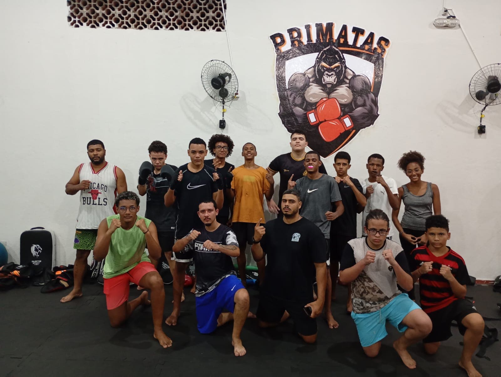 Turma reunida no tatame do CT Primatas