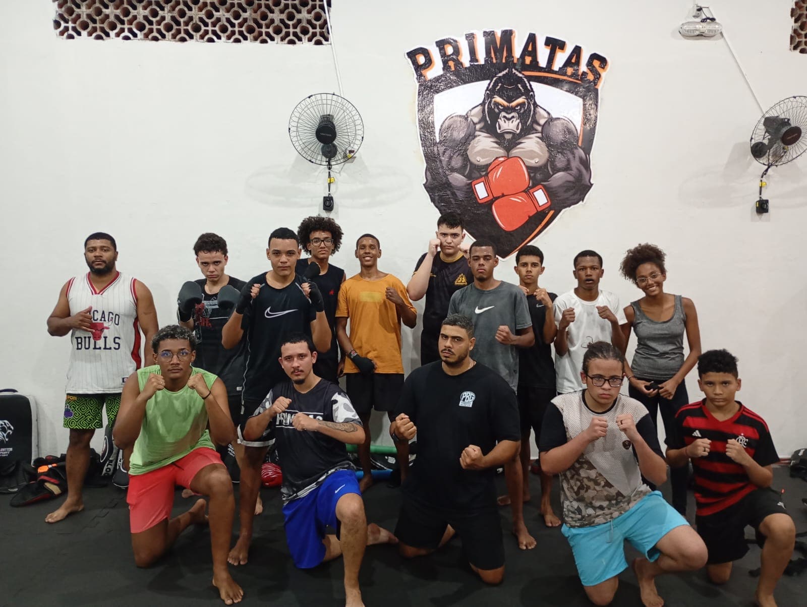 Alunos posando em frente ao escudo do CT Primatas